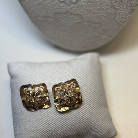 Vintage Gold Square Earrings - Picture 3 of 3